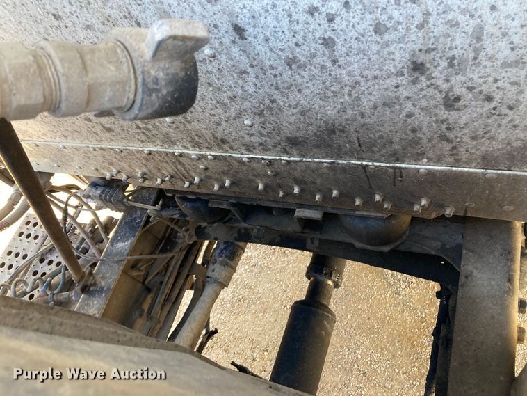 image for item DJ6135 2000 Freightliner FLD  semi truck