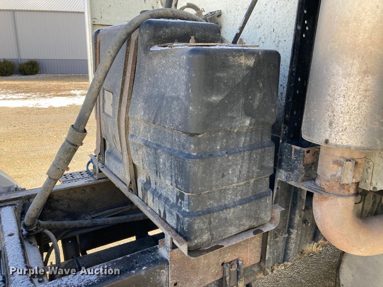 image for item DJ6135 2000 Freightliner FLD  semi truck