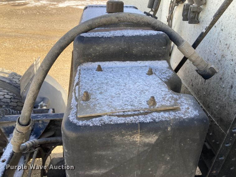 image for item DJ6135 2000 Freightliner FLD  semi truck