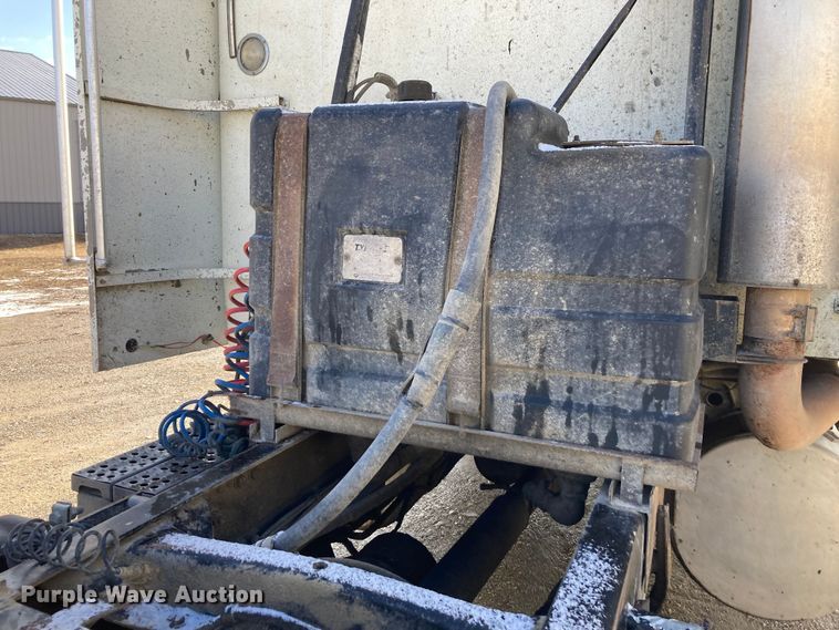 image for item DJ6135 2000 Freightliner FLD  semi truck