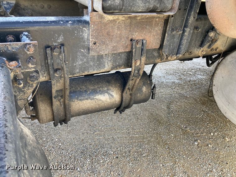 image for item DJ6135 2000 Freightliner FLD  semi truck