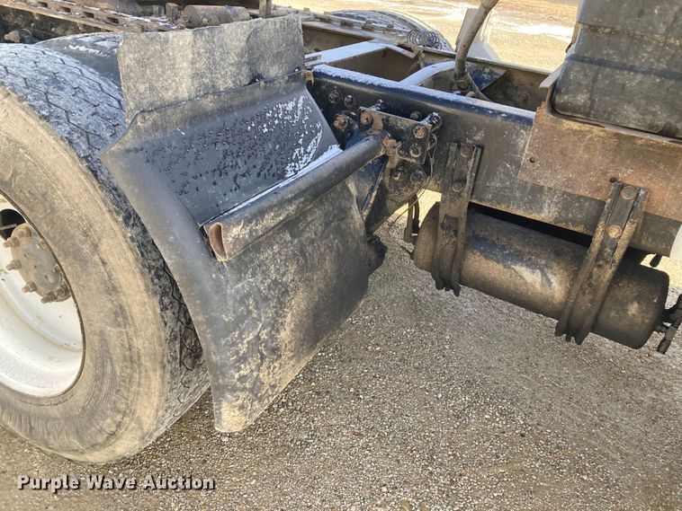 image for item DJ6135 2000 Freightliner FLD  semi truck