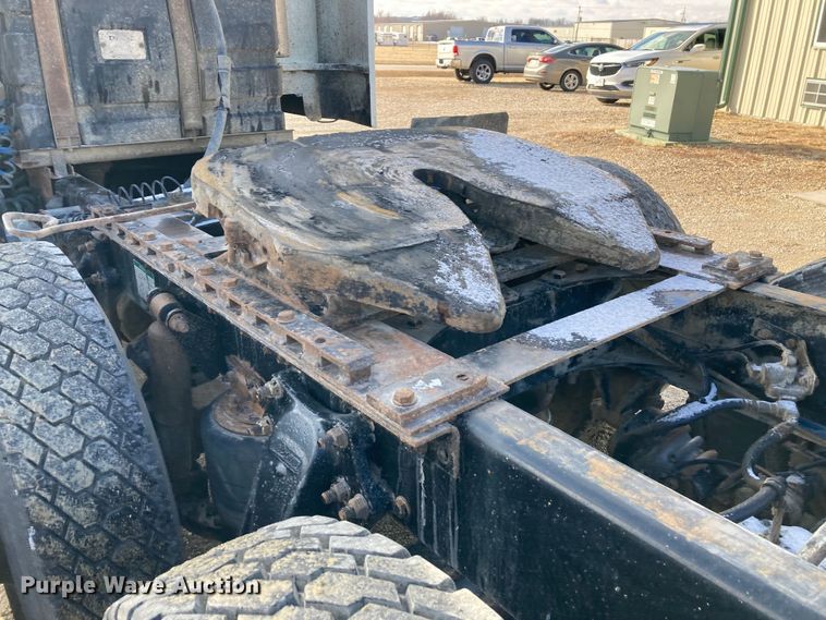 image for item DJ6135 2000 Freightliner FLD  semi truck