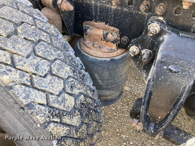 image for item DJ6135 2000 Freightliner FLD  semi truck