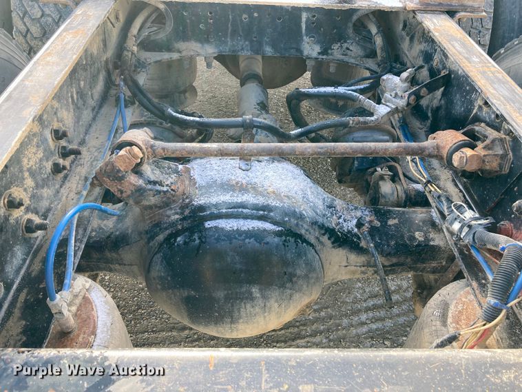 image for item DJ6135 2000 Freightliner FLD  semi truck