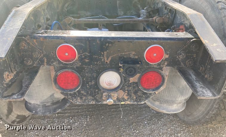 image for item DJ6135 2000 Freightliner FLD  semi truck