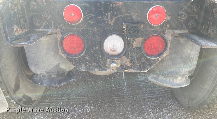 image for item DJ6135 2000 Freightliner FLD  semi truck