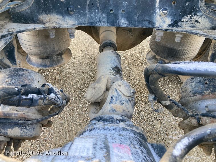 image for item DJ6135 2000 Freightliner FLD  semi truck