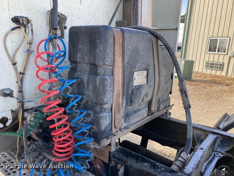 image for item DJ6135 2000 Freightliner FLD  semi truck