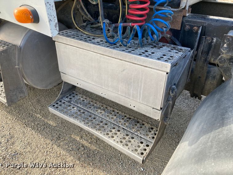 image for item DJ6135 2000 Freightliner FLD  semi truck