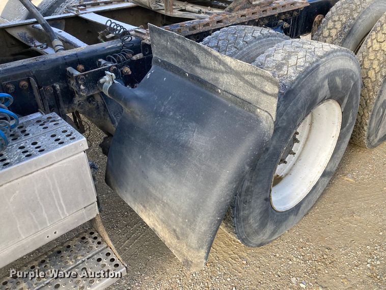 image for item DJ6135 2000 Freightliner FLD  semi truck