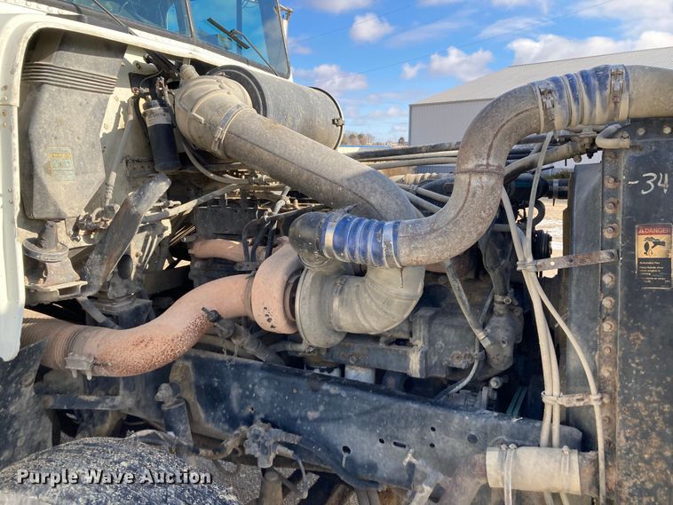 image for item DJ6135 2000 Freightliner FLD  semi truck