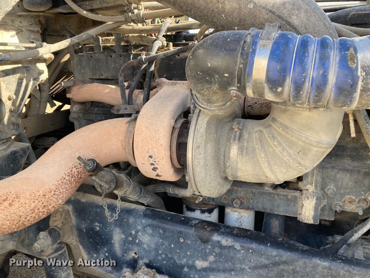 image for item DJ6135 2000 Freightliner FLD  semi truck