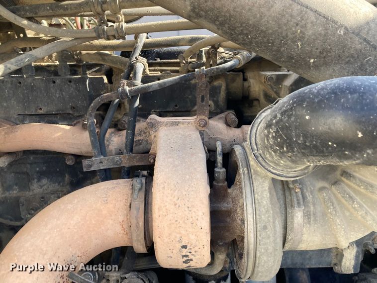 image for item DJ6135 2000 Freightliner FLD  semi truck