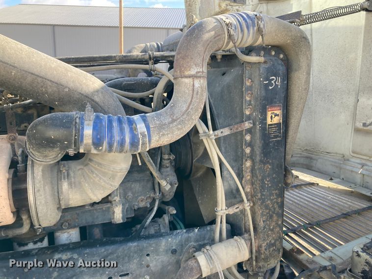 image for item DJ6135 2000 Freightliner FLD  semi truck