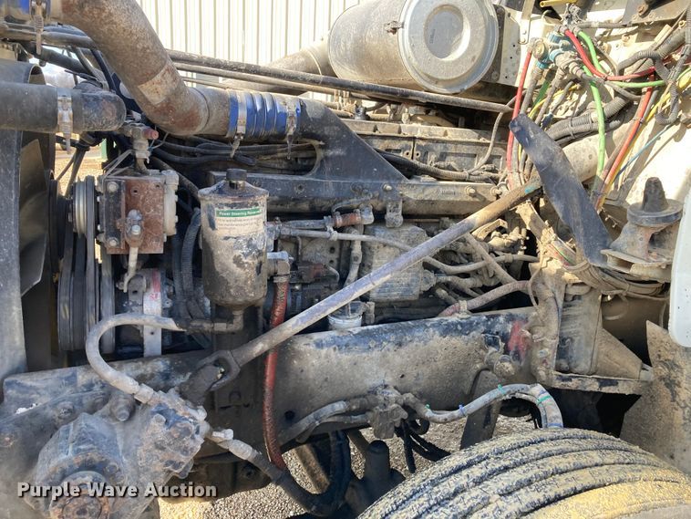 image for item DJ6135 2000 Freightliner FLD  semi truck