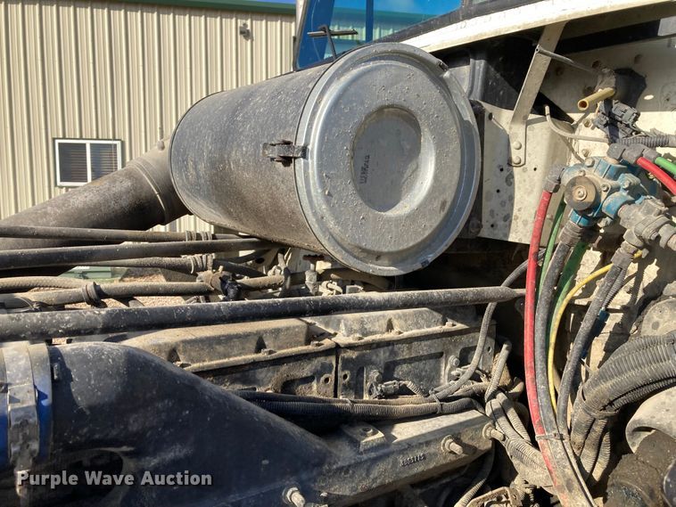 image for item DJ6135 2000 Freightliner FLD  semi truck