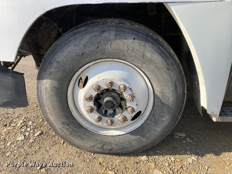 image for item DJ6135 2000 Freightliner FLD  semi truck