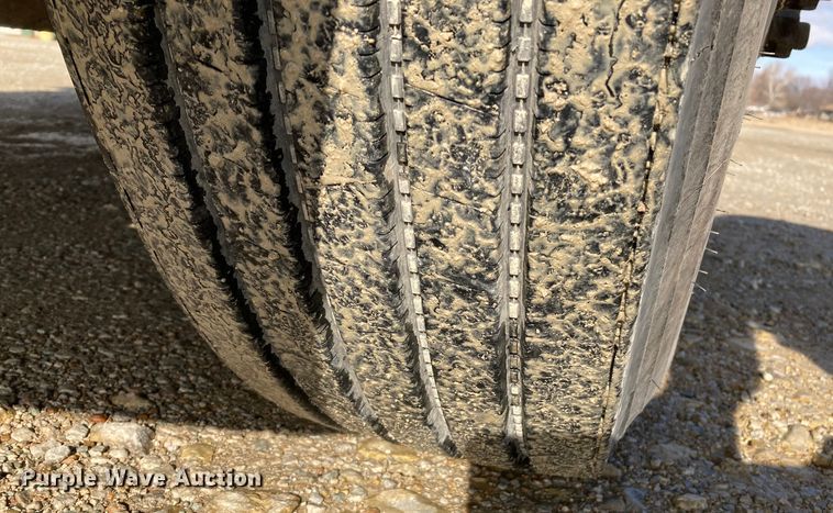 image for item DJ6135 2000 Freightliner FLD  semi truck