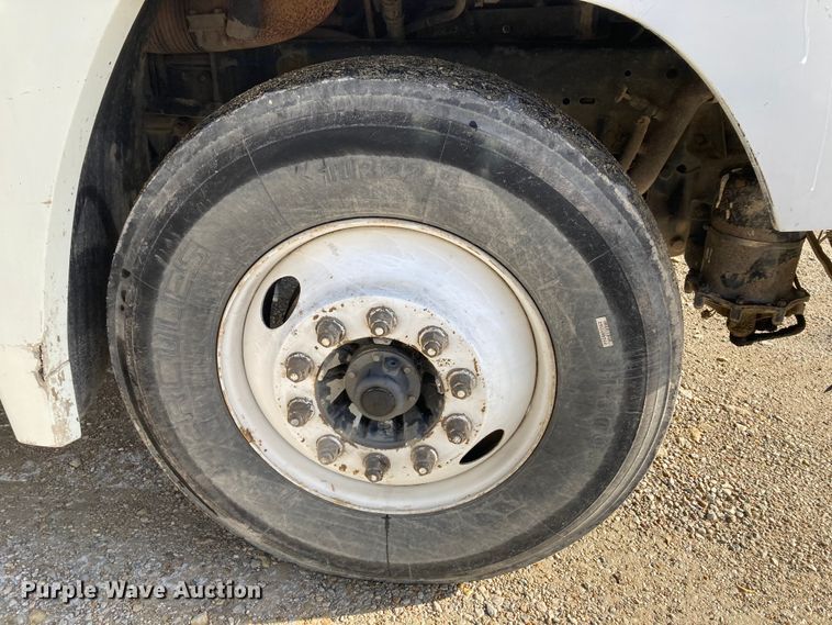 image for item DJ6135 2000 Freightliner FLD  semi truck