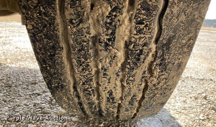 image for item DJ6135 2000 Freightliner FLD  semi truck