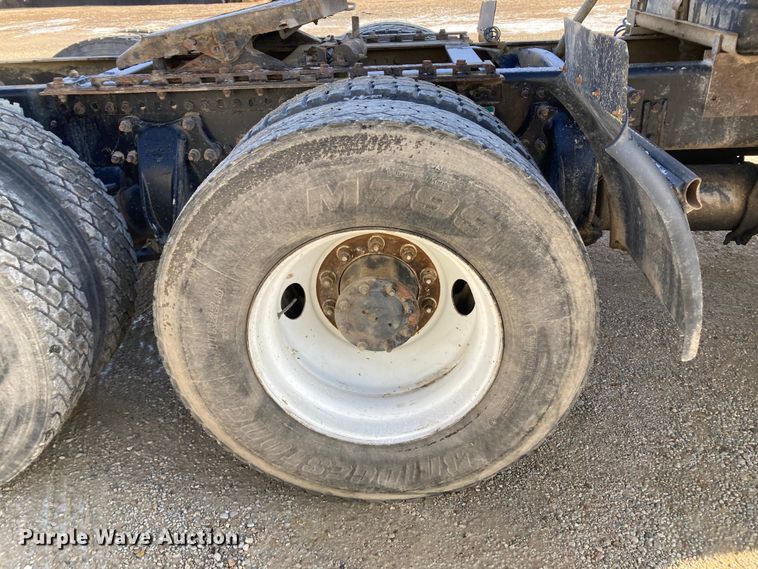 image for item DJ6135 2000 Freightliner FLD  semi truck