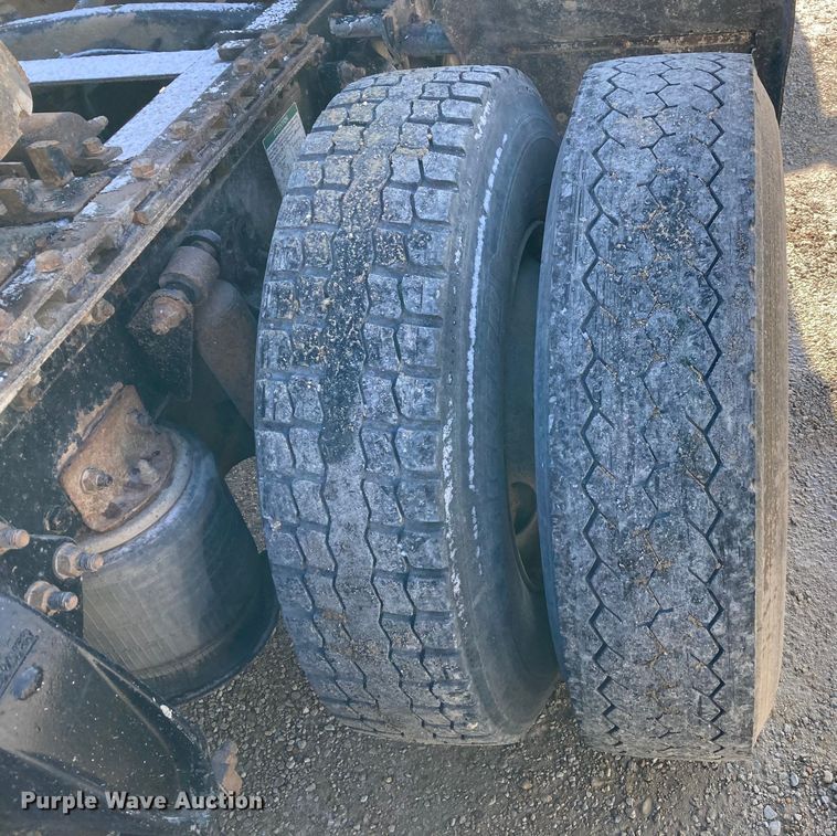 image for item DJ6135 2000 Freightliner FLD  semi truck