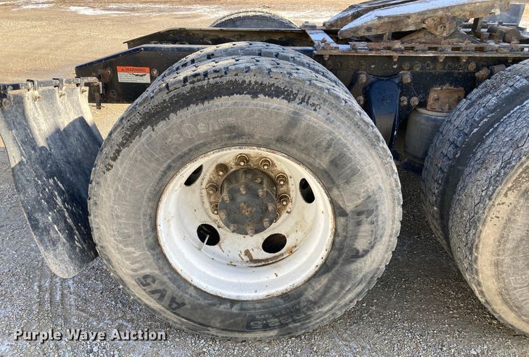 image for item DJ6135 2000 Freightliner FLD  semi truck