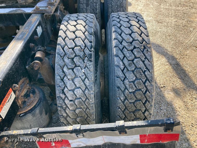 image for item DJ6135 2000 Freightliner FLD  semi truck