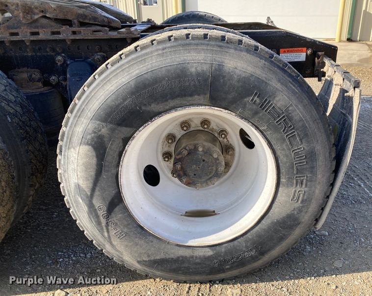 image for item DJ6135 2000 Freightliner FLD  semi truck