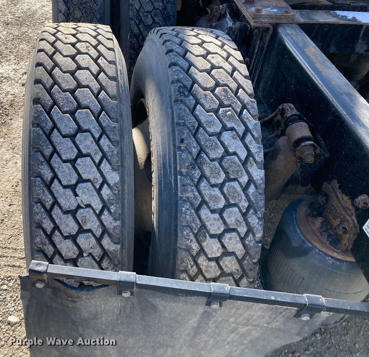 image for item DJ6135 2000 Freightliner FLD  semi truck