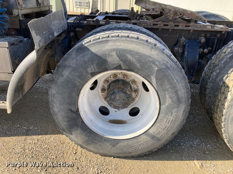 image for item DJ6135 2000 Freightliner FLD  semi truck