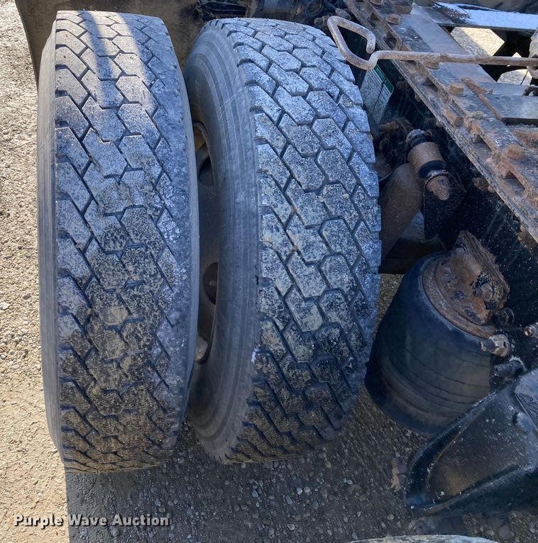 image for item DJ6135 2000 Freightliner FLD  semi truck