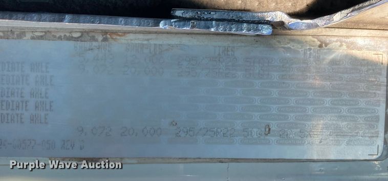 image for item DJ6135 2000 Freightliner FLD  semi truck