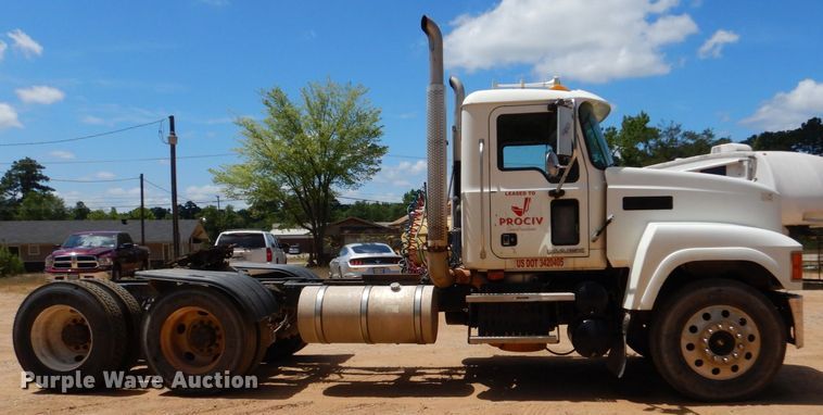 image for item DK6999 2010 Mack CHU613  semi truck