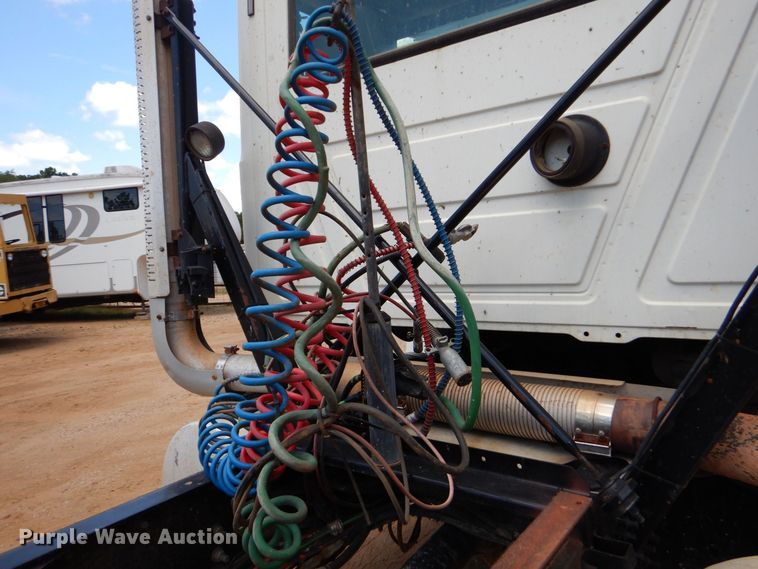 image for item DK6999 2010 Mack CHU613  semi truck