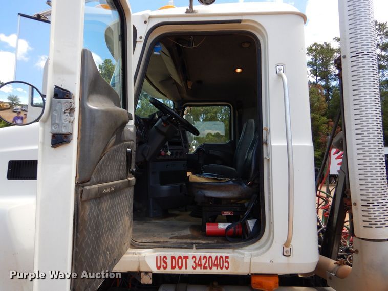 image for item DK6999 2010 Mack CHU613  semi truck