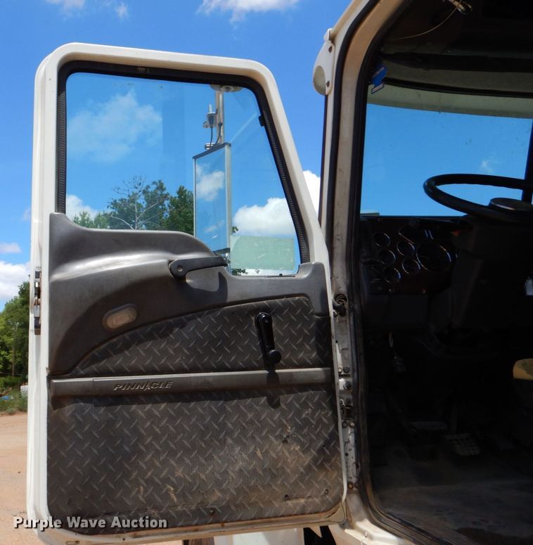 image for item DK6999 2010 Mack CHU613  semi truck