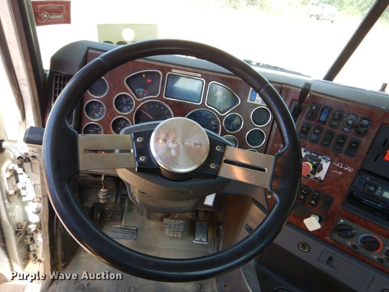 image for item DK6999 2010 Mack CHU613  semi truck