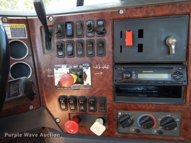 image for item DK6999 2010 Mack CHU613  semi truck