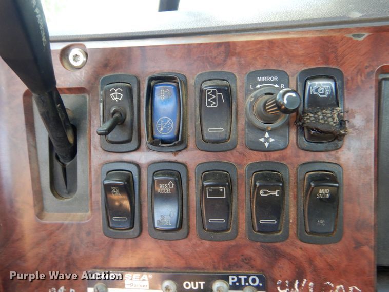 image for item DK6999 2010 Mack CHU613  semi truck