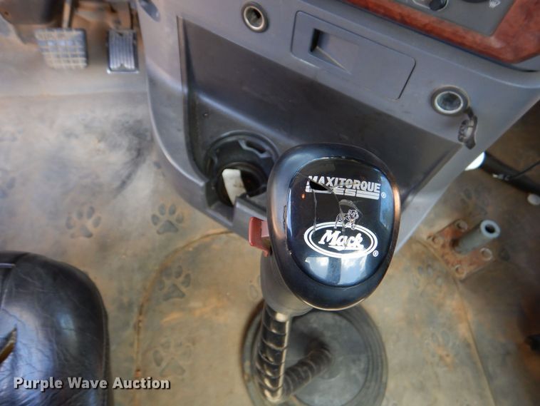 image for item DK6999 2010 Mack CHU613  semi truck