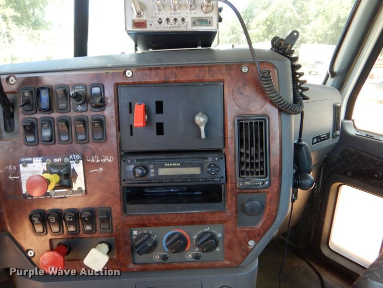 image for item DK6999 2010 Mack CHU613  semi truck