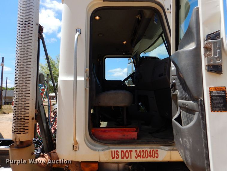 image for item DK6999 2010 Mack CHU613  semi truck