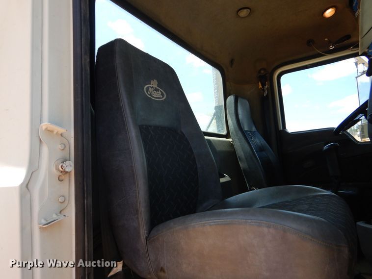 image for item DK6999 2010 Mack CHU613  semi truck