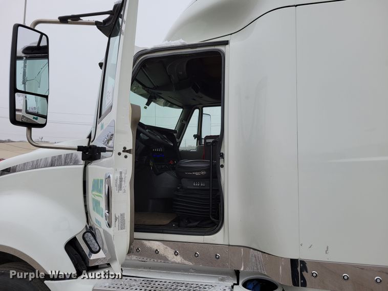 image for item DM8181 2015 International ProStar  semi truck