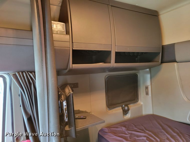 image for item DM8181 2015 International ProStar  semi truck