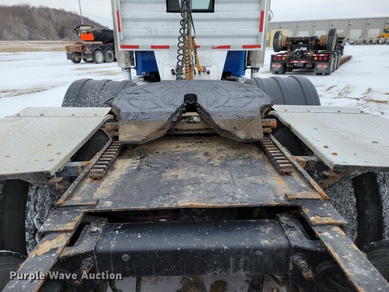 image for item DM8188 1999 Peterbilt 379  semi truck