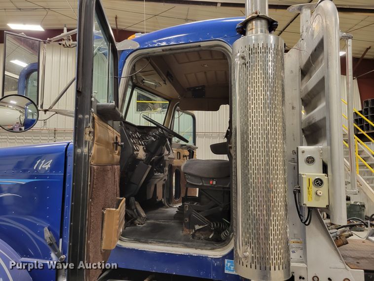 image for item DM8188 1999 Peterbilt 379  semi truck