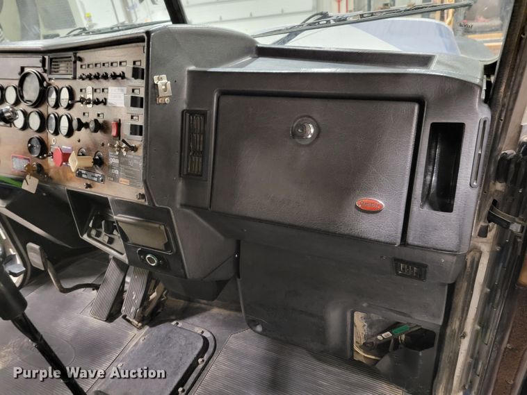 image for item DM8188 1999 Peterbilt 379  semi truck